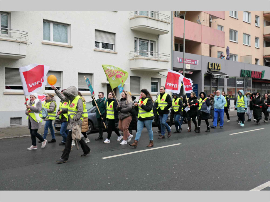 Demozug um die Klinik