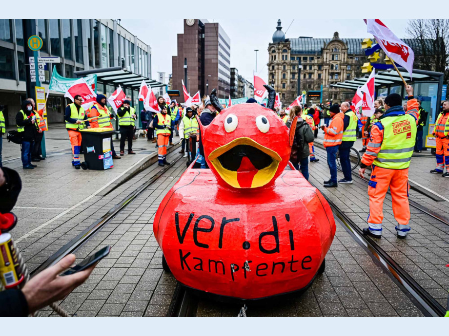 Streiflichter vom Warnstreik für die Tarifforderungen im Öffentlichen Dienst, hier in Frankfurt am Main