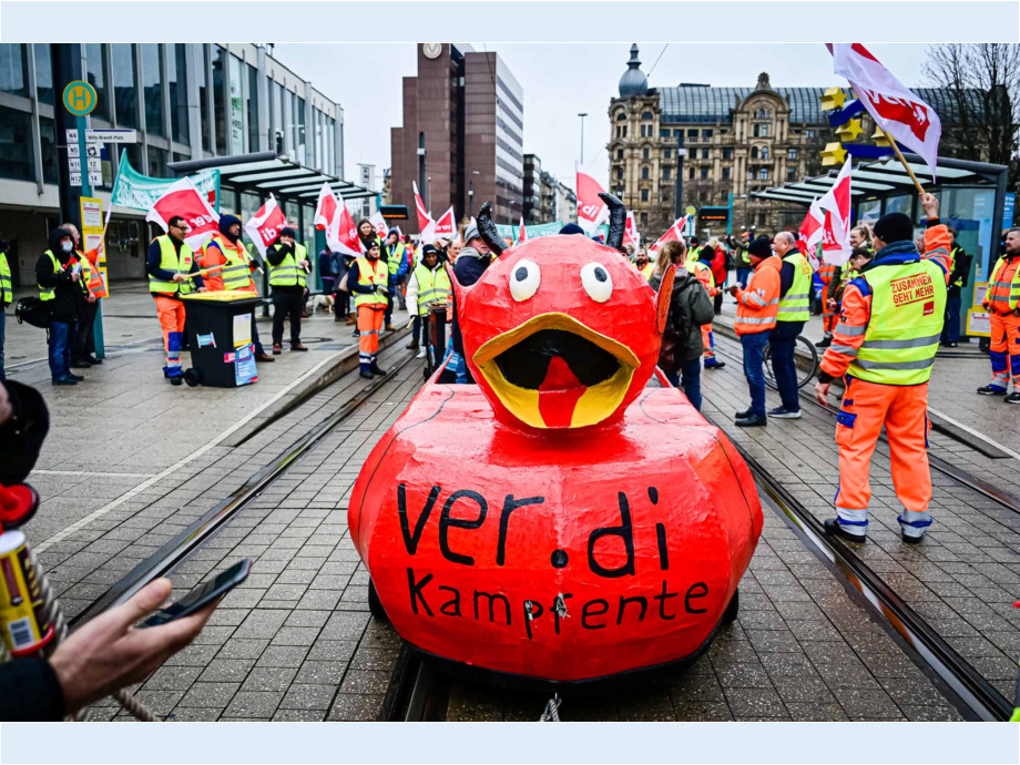 Streiflichter vom Warnstreik für die Tarifforderungen im Öffentlichen Dienst, hier in Frankfurt am Main Streiflichter vom Warnstreik für die Tarifforderungen im Öffentlichen Dienst, hier in Frankfurt am Main