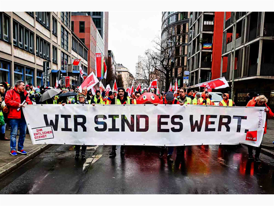 Streiflichter vom Warnstreik für die Tarifforderungen im Öffentlichen Dienst, hier in Frankfurt am Main Streiflichter vom Warnstreik für die Tarifforderungen im Öffentlichen Dienst, hier in Frankfurt am Main