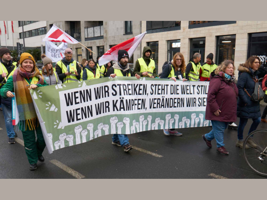 Streiflichter vom Warnstreik für die Tarifforderungen im Öffentlichen Dienst, hier in Frankfurt am Main