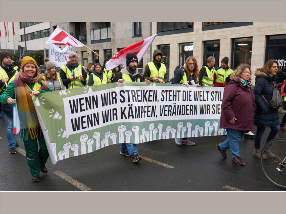 Streiflichter vom Warnstreik für die Tarifforderungen im Öffentlichen Dienst, hier in Frankfurt am Main Streiflichter vom Warnstreik für die Tarifforderungen im Öffentlichen Dienst, hier in Frankfurt am Main