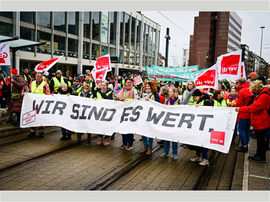 Streiflichter vom Warnstreik für die Tarifforderungen im Öffentlichen Dienst, hier in Frankfurt am Main Streiflichter vom Warnstreik für die Tarifforderungen im Öffentlichen Dienst, hier in Frankfurt am Main