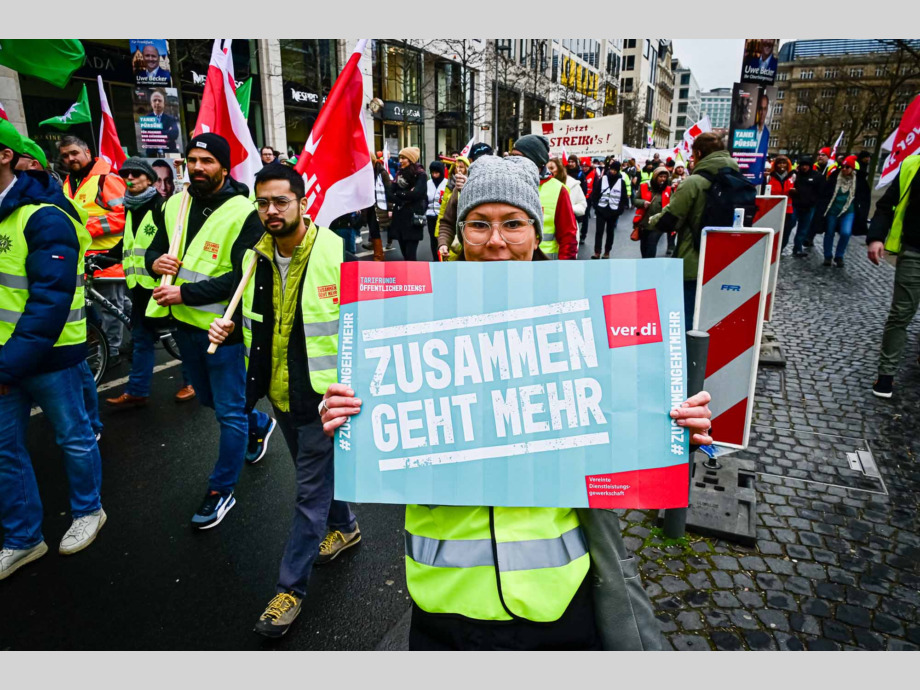Streiflichter vom Warnstreik für die Tarifforderungen im Öffentlichen Dienst, hier in Frankfurt am Main