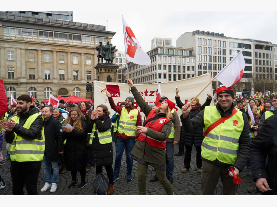 Streiflichter vom Warnstreik für die Tarifforderungen im Öffentlichen Dienst, hier in Frankfurt am Main Streiflichter vom Warnstreik für die Tarifforderungen im Öffentlichen Dienst, hier in Frankfurt am Main
