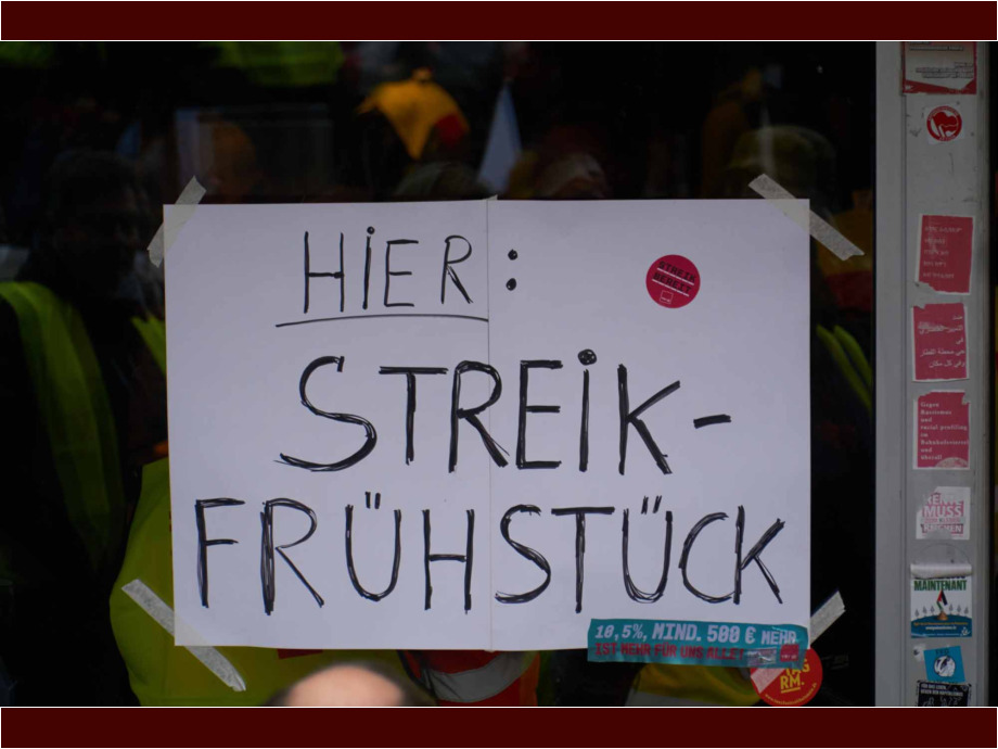 Streiflichter vom Warnstreik für die Tarifforderungen im Öffentlichen Dienst, hier in Frankfurt am Main Streiflichter vom Warnstreik für die Tarifforderungen im Öffentlichen Dienst, hier in Frankfurt am Main
