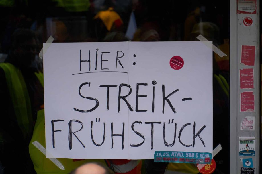 Streiflichter vom Warnstreik für die Tarifforderungen im Öffentlichen Dienst, hier in Frankfurt am Main Streiflichter vom Warnstreik für die Tarifforderungen im Öffentlichen Dienst, hier in Frankfurt am Main