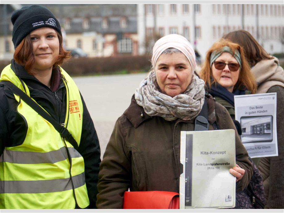 Kita-Beschäftigte vor dem Hessischen Staatsarchiv Kita-Beschäftigte bringen die Bildungspläne ins Hessische Staatsarchiv