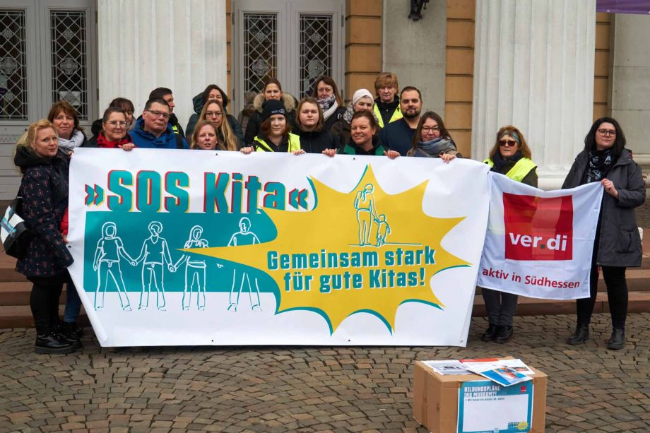 Kita-Beschäftigte vor dem Hessischen Staatsarchiv Kita-Beschäftigte vor dem Hessischen Staatsarchiv