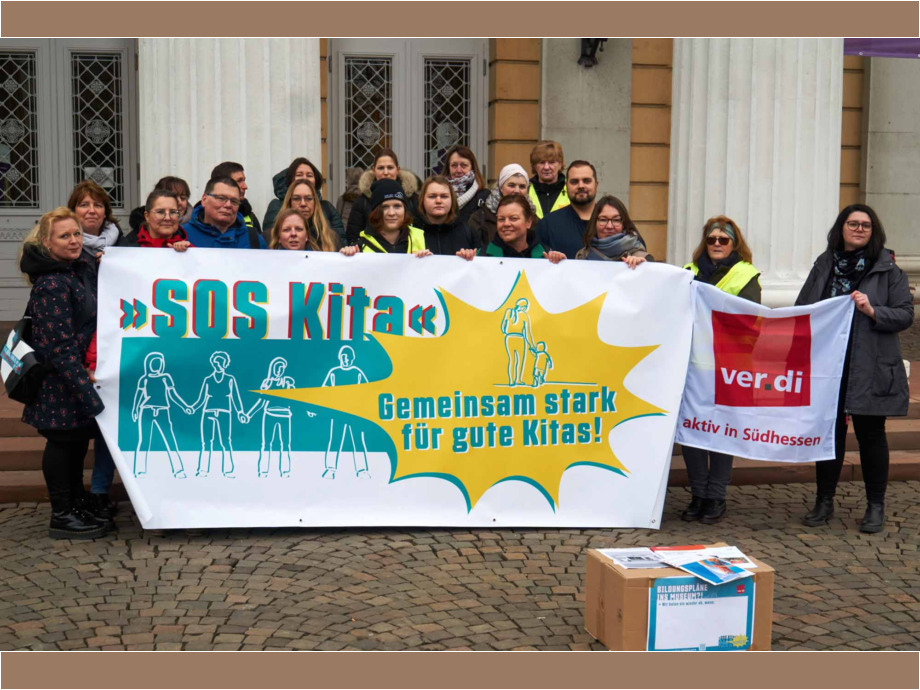 Kita-Beschäftigte vor dem Hessischen Staatsarchiv Kita-Beschäftigte vor dem Hessischen Staatsarchiv