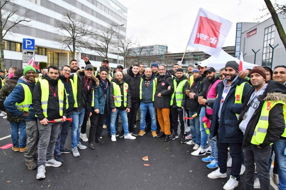 eindrucksvoller Warnstreik am Flughafen Frankfurt für die Tarifforderung 10,5% mindestens 500 Euro eindrucksvoller Warnstreik am Flughafen Frankfurt für die Tarifforderung 10,5% mindestens 500 Euro
