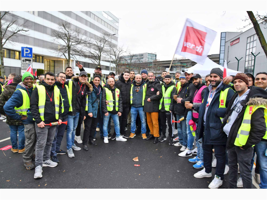 eindrucksvoller Warnstreik am Flughafen Frankfurt für die Tarifforderung 10,5% mindestens 500 Euro eindrucksvoller Warnstreik am Flughafen Frankfurt für die Tarifforderung 10,5% mindestens 500 Euro