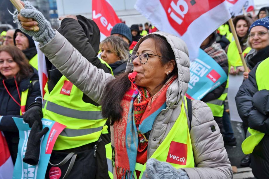 eindrucksvoller Warnstreik am Flughafen Frankfurt für die Tarifforderung 10,5% mindestens 500 Euro eindrucksvoller Warnstreik am Flughafen Frankfurt für die Tarifforderung 10,5% mindestens 500 Euro