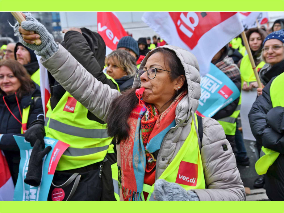 eindrucksvoller Warnstreik am Flughafen Frankfurt für die Tarifforderung 10,5% mindestens 500 Euro eindrucksvoller Warnstreik am Flughafen Frankfurt für die Tarifforderung 10,5% mindestens 500 Euro