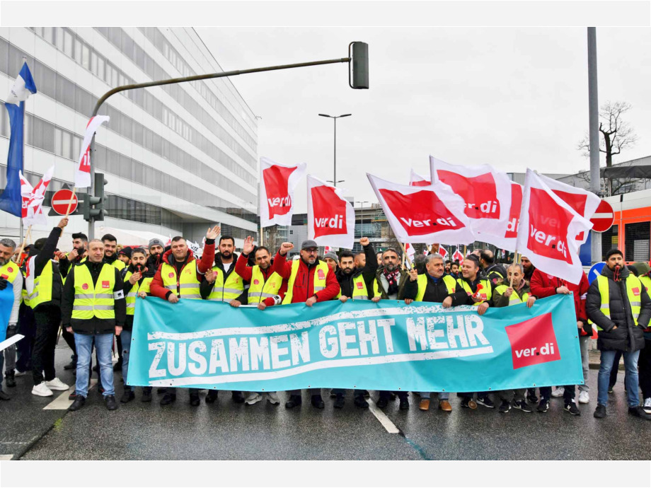eindrucksvoller Warnstreik am Flughafen Frankfurt für die Tarifforderung 10,5% mindestens 500 Euro eindrucksvoller Warnstreik am Flughafen Frankfurt für die Tarifforderung 10,5% mindestens 500 Euro
