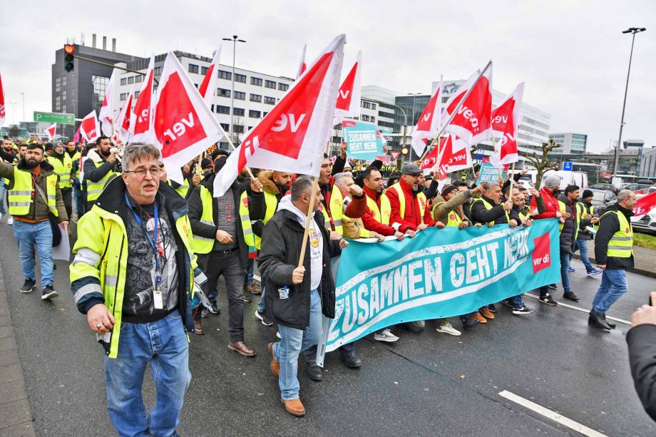eindrucksvoller Warnstreik am Flughafen Frankfurt für die Tarifforderung 10,5% mindestens 500 Euro eindrucksvoller Warnstreik am Flughafen Frankfurt für die Tarifforderung 10,5% mindestens 500 Euro