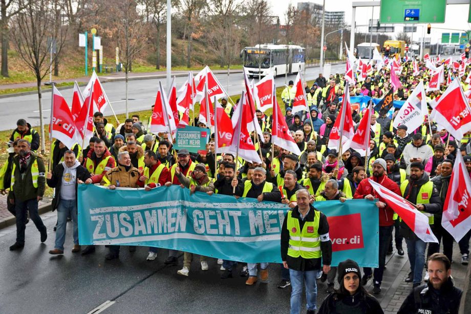 eindrucksvoller Warnstreik am Flughafen Frankfurt für die Tarifforderung 10,5% mindestens 500 Euro eindrucksvoller Warnstreik am Flughafen Frankfurt für die Tarifforderung 10,5% mindestens 500 Euro