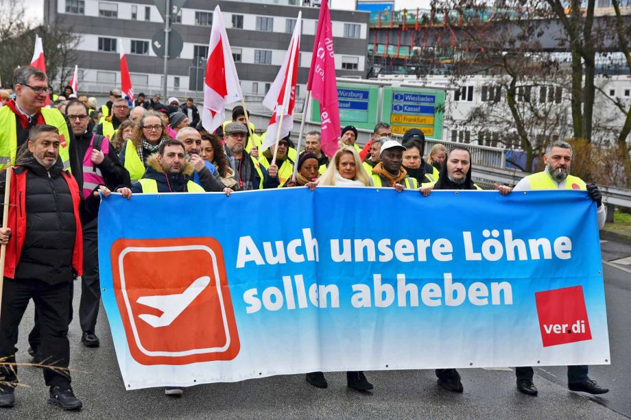 eindrucksvoller Warnstreik am Flughafen Frankfurt für die Tarifforderung 10,5% mindestens 500 Euro eindrucksvoller Warnstreik am Flughafen Frankfurt für die Tarifforderung 10,5% mindestens 500 Euro