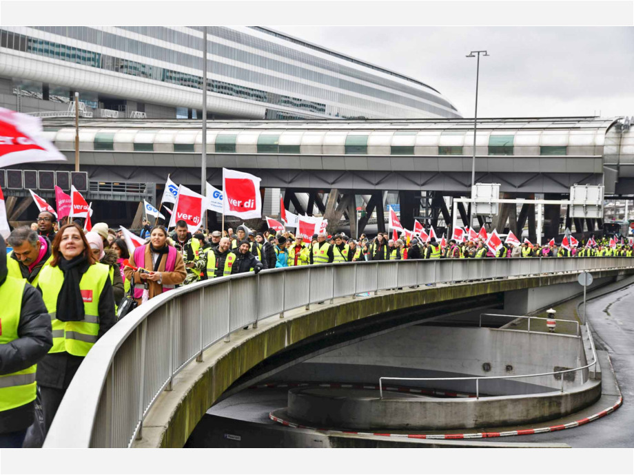 eindrucksvoller Warnstreik am Flughafen Frankfurt für die Tarifforderung 10,5% mindestens 500 Euro eindrucksvoller Warnstreik am Flughafen Frankfurt für die Tarifforderung 10,5% mindestens 500 Euro