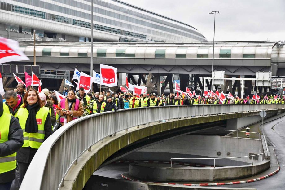eindrucksvoller Warnstreik am Flughafen Frankfurt für die Tarifforderung 10,5% mindestens 500 Euro eindrucksvoller Warnstreik am Flughafen Frankfurt für die Tarifforderung 10,5% mindestens 500 Euro