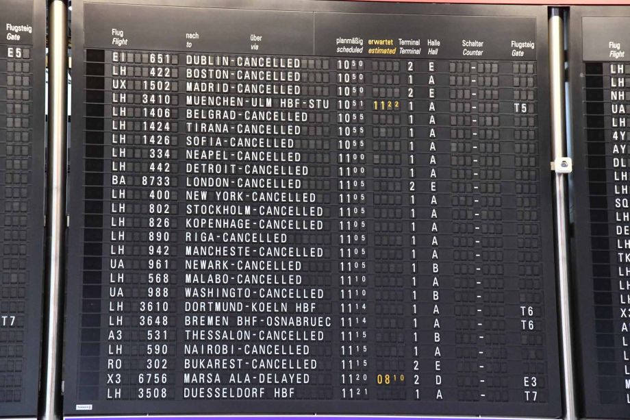 eindrucksvoller Warnstreik am Flughafen Frankfurt für die Tarifforderung 10,5% mindestens 500 Euro eindrucksvoller Warnstreik am Flughafen Frankfurt für die Tarifforderung 10,5% mindestens 500 Euro