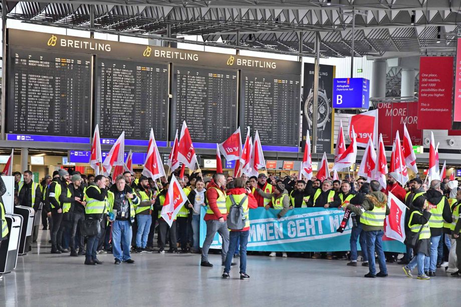 eindrucksvoller Warnstreik am Flughafen Frankfurt für die Tarifforderung 10,5% mindestens 500 Euro eindrucksvoller Warnstreik am Flughafen Frankfurt für die Tarifforderung 10,5% mindestens 500 Euro