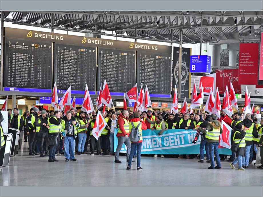 eindrucksvoller Warnstreik am Flughafen Frankfurt für die Tarifforderung 10,5% mindestens 500 Euro eindrucksvoller Warnstreik am Flughafen Frankfurt für die Tarifforderung 10,5% mindestens 500 Euro