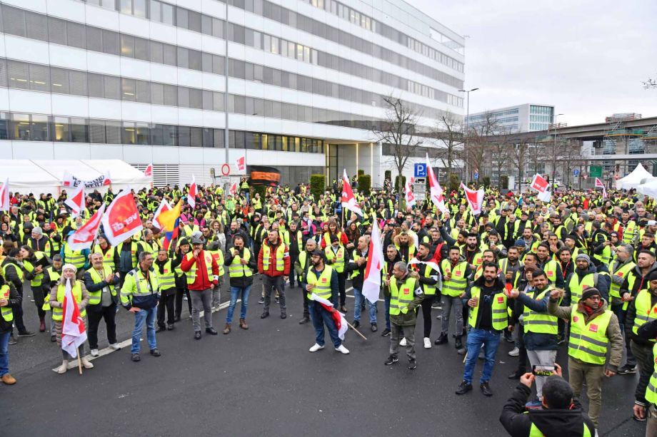 eindrucksvoller Warnstreik am Flughafen Frankfurt für die Tarifforderung 10,5% mindestens 500 Euro eindrucksvoller Warnstreik am Flughafen Frankfurt für die Tarifforderung 10,5% mindestens 500 Euro