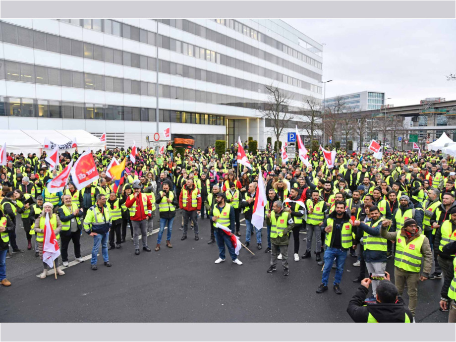 eindrucksvoller Warnstreik am Flughafen Frankfurt für die Tarifforderung 10,5% mindestens 500 Euro eindrucksvoller Warnstreik am Flughafen Frankfurt für die Tarifforderung 10,5% mindestens 500 Euro