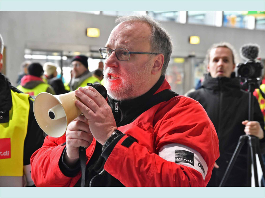 eindrucksvoller Warnstreik am Flughafen Frankfurt für die Tarifforderung 10,5% mindestens 500 Euro eindrucksvoller Warnstreik am Flughafen Frankfurt für die Tarifforderung 10,5% mindestens 500 Euro