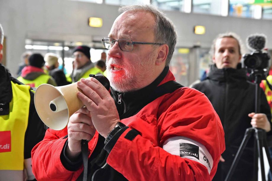 eindrucksvoller Warnstreik am Flughafen Frankfurt für die Tarifforderung 10,5% mindestens 500 Euro eindrucksvoller Warnstreik am Flughafen Frankfurt für die Tarifforderung 10,5% mindestens 500 Euro