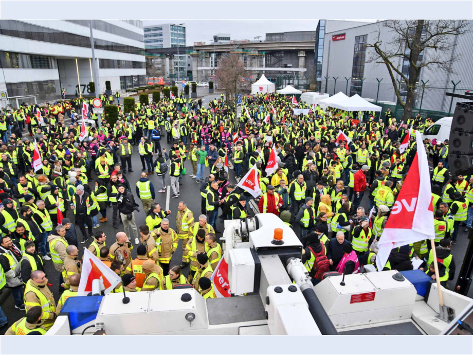 eindrucksvoller Warnstreik am Flughafen Frankfurt für die Tarifforderung 10,5% mindestens 500 Euro eindrucksvoller Warnstreik am Flughafen Frankfurt für die Tarifforderung 10,5% mindestens 500 Euro
