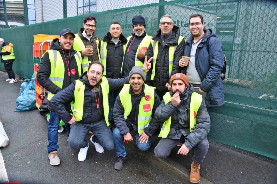eindrucksvoller Warnstreik am Flughafen Frankfurt für die Tarifforderung 10,5% mindestens 500 Euro eindrucksvoller Warnstreik am Flughafen Frankfurt für die Tarifforderung 10,5% mindestens 500 Euro