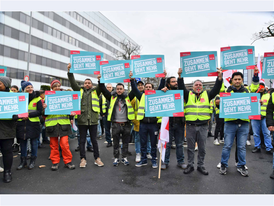 eindrucksvoller Warnstreik am Flughafen Frankfurt für die Tarifforderung 10,5% mindestens 500 Euro eindrucksvoller Warnstreik am Flughafen Frankfurt für die Tarifforderung 10,5% mindestens 500 Euro
