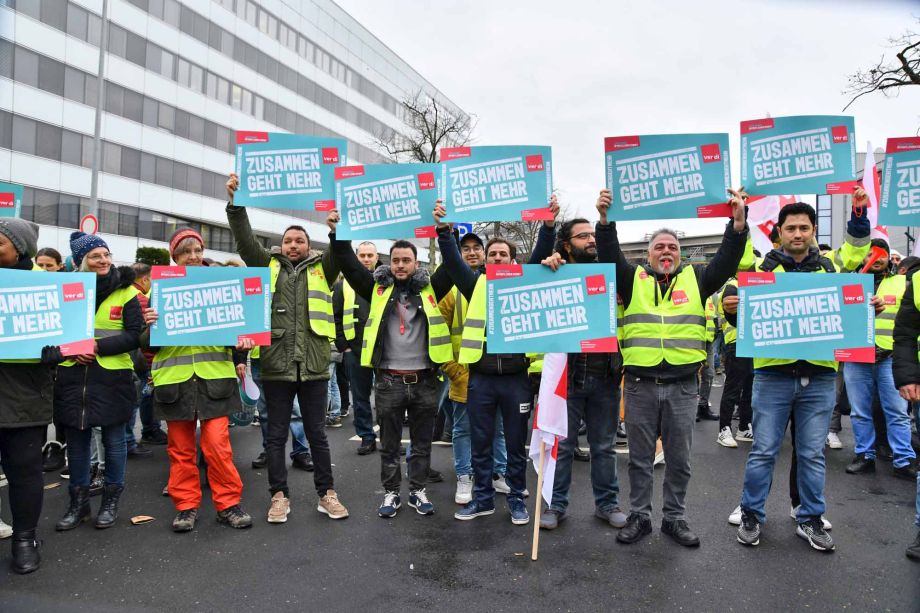 eindrucksvoller Warnstreik am Flughafen Frankfurt für die Tarifforderung 10,5% mindestens 500 Euro eindrucksvoller Warnstreik am Flughafen Frankfurt für die Tarifforderung 10,5% mindestens 500 Euro
