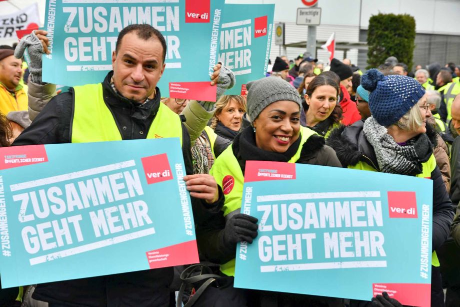 eindrucksvoller Warnstreik am Flughafen Frankfurt für die Tarifforderung 10,5% mindestens 500 Euro eindrucksvoller Warnstreik am Flughafen Frankfurt für die Tarifforderung 10,5% mindestens 500 Euro