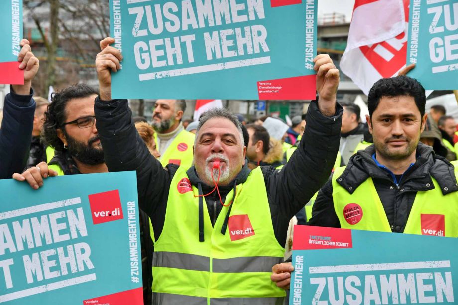 eindrucksvoller Warnstreik am Flughafen Frankfurt für die Tarifforderung 10,5% mindestens 500 Euro eindrucksvoller Warnstreik am Flughafen Frankfurt für die Tarifforderung 10,5% mindestens 500 Euro