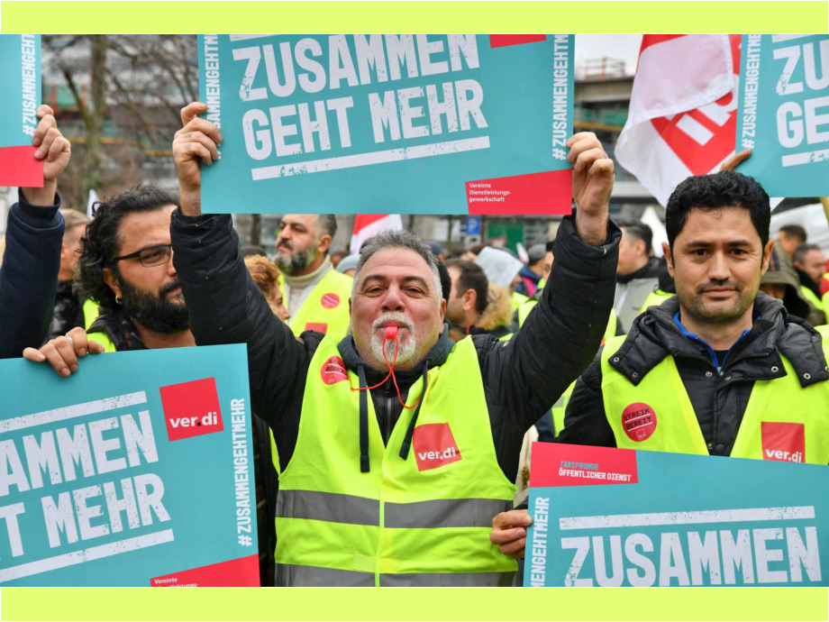 eindrucksvoller Warnstreik am Flughafen Frankfurt für die Tarifforderung 10,5% mindestens 500 Euro eindrucksvoller Warnstreik am Flughafen Frankfurt für die Tarifforderung 10,5% mindestens 500 Euro