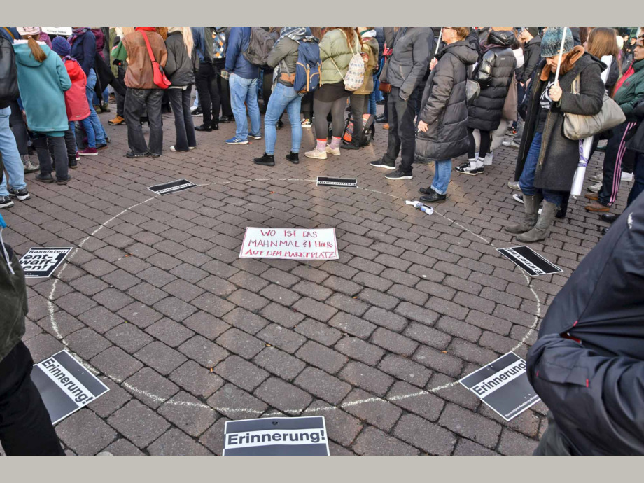 Gedenkveranstaltung des Jugendbündnis Hanau um 16:00 Uhr auf dem Hanauer Marktplatz Gedenkveranstaltung des Jugendbündnis Hanau um 16:00 Uhr auf dem Hanauer Marktplatz