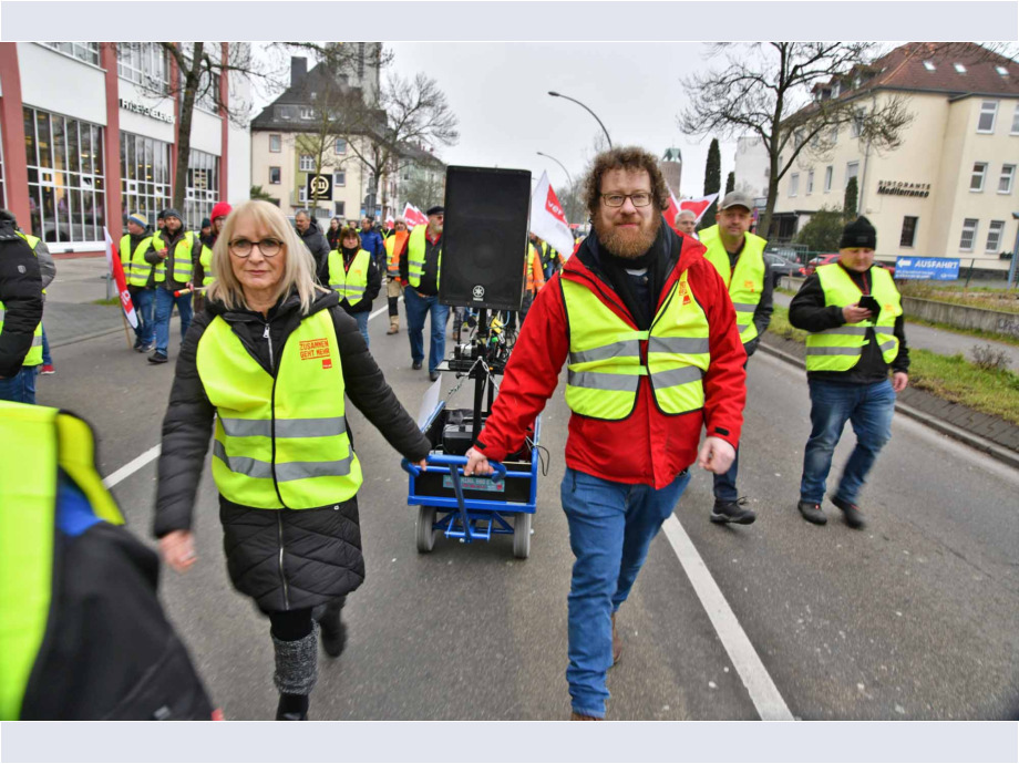 starke Beteiligung der gewerblich-technischen Beschäftigten der Stadt Hanau am Warnstreik starke Beteiligung der gewerblich-technischen Beschäftigten der Stadt Hanau am Warnstreik