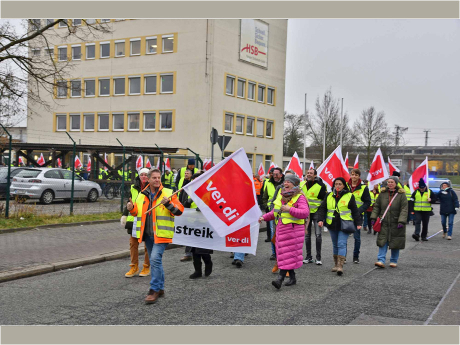 starke Beteiligung der gewerblich-technischen Beschäftigten der Stadt Hanau am Warnstreik starke Beteiligung der gewerblich-technischen Beschäftigten der Stadt Hanau am Warnstreik