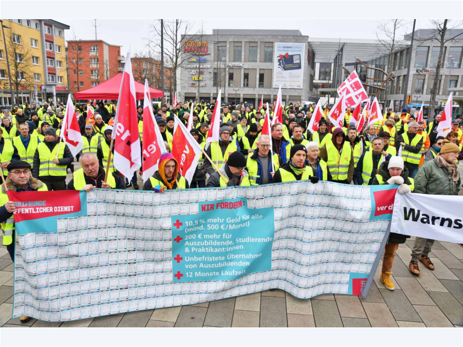 starke Beteiligung der gewerblich-technischen Beschäftigten der Stadt Hanau am Warnstreik starke Beteiligung der gewerblich-technischen Beschäftigten der Stadt Hanau am Warnstreik