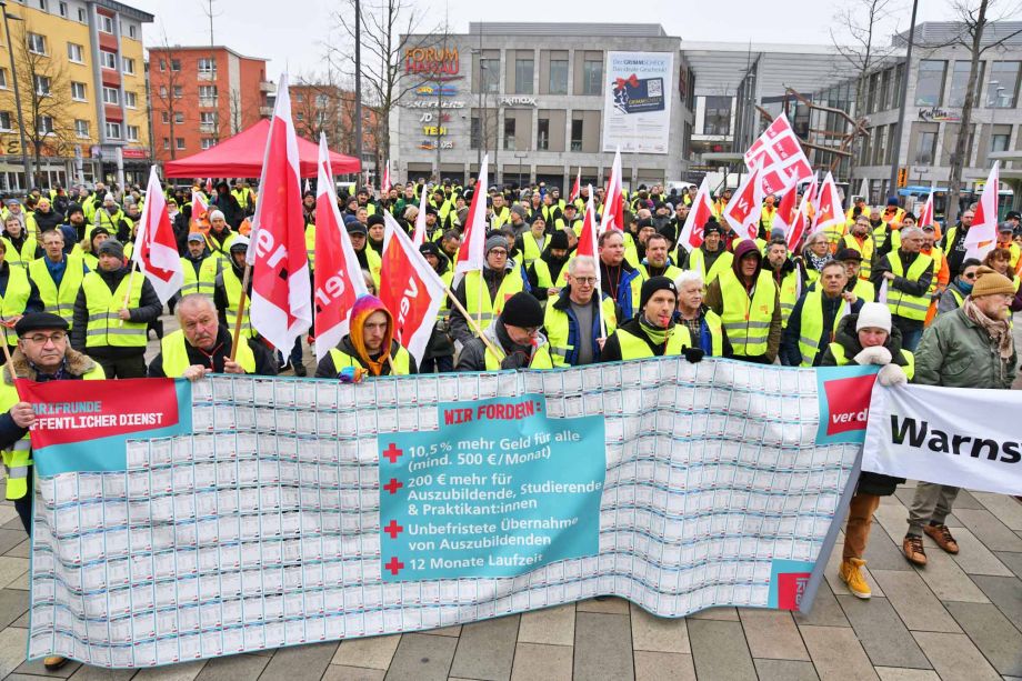 starke Beteiligung der gewerblich-technischen Beschäftigten der Stadt Hanau am Warnstreik starke Beteiligung der gewerblich-technischen Beschäftigten der Stadt Hanau am Warnstreik