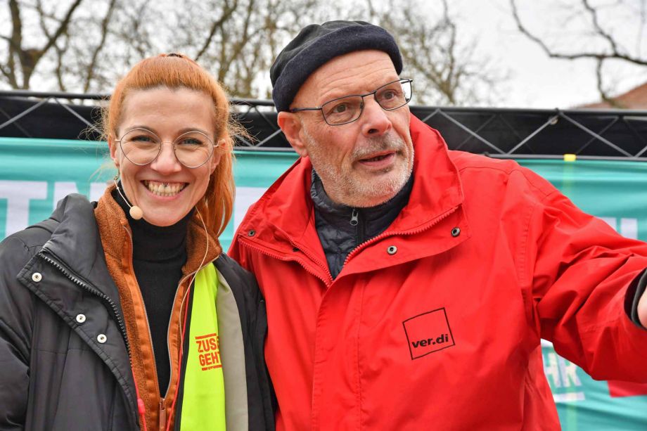 starke Beteiligung der gewerblich-technischen Beschäftigten der Stadt Hanau am Warnstreik starke Beteiligung der gewerblich-technischen Beschäftigten der Stadt Hanau am Warnstreik