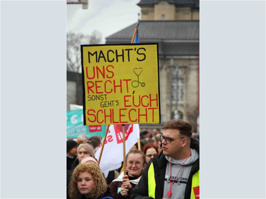 Darmstädter Beschäftigte unterstützen mit einem Warnstreik die Tarifkommission