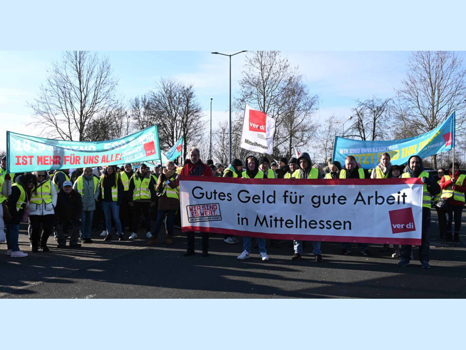 Beschäftigte des Öffentlichen Dienstes aus Mittelhessen versammeln sich am 28.02.2023 in Giessen zum Warnstreik Beschäftigte des Öffentlichen Dienstes aus Mittelhessen versammeln sich am 28.02.2023 in Giessen zum Warnstreik