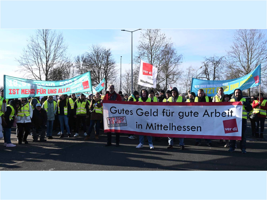 Beschäftigte des Öffentlichen Dienstes aus Mittelhessen versammeln sich am 28.02.2023 in Giessen zum Warnstreik Beschäftigte des Öffentlichen Dienstes aus Mittelhessen versammeln sich am 28.02.2023 in Giessen zum Warnstreik