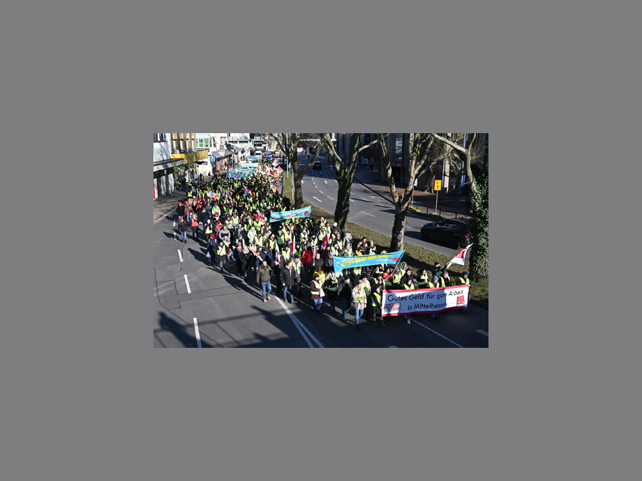 Foto: Corinna Vahrenkamp Beschäftigte des Öffentlichen Dienstes aus Mittelhessen versammeln sich am 28.02.2023 in Giessen zum Warnstreik