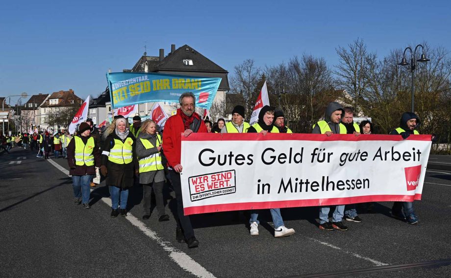Beschäftigte des Öffentlichen Dienstes aus Mittelhessen versammeln sich am 28.02.2023 in Giessen zum Warnstreik Beschäftigte des Öffentlichen Dienstes aus Mittelhessen versammeln sich am 28.02.2023 in Giessen zum Warnstreik
