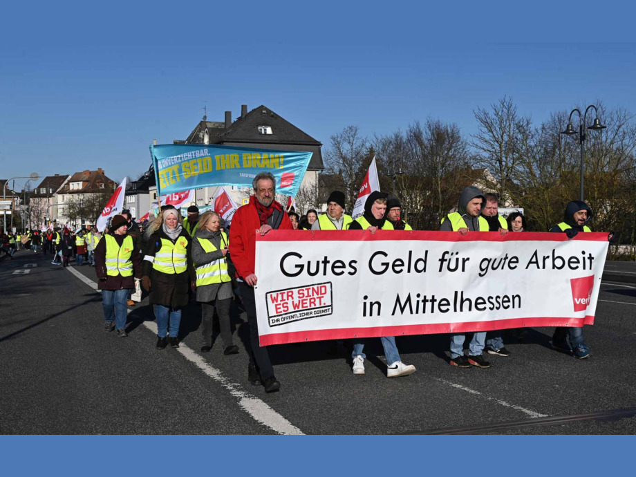 Beschäftigte des Öffentlichen Dienstes aus Mittelhessen versammeln sich am 28.02.2023 in Giessen zum Warnstreik Beschäftigte des Öffentlichen Dienstes aus Mittelhessen versammeln sich am 28.02.2023 in Giessen zum Warnstreik